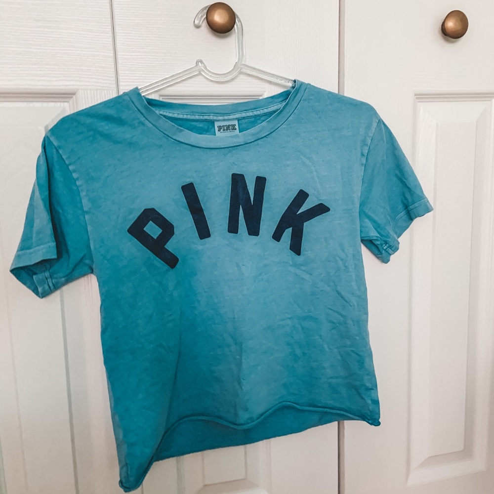 cropped light blue vs pink t-shirt